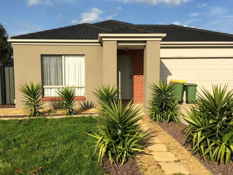 18 Waterside Drive, Pakenham VIC 3810