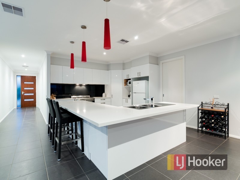 6 Silverleaf Crescent, Officer VIC 3809