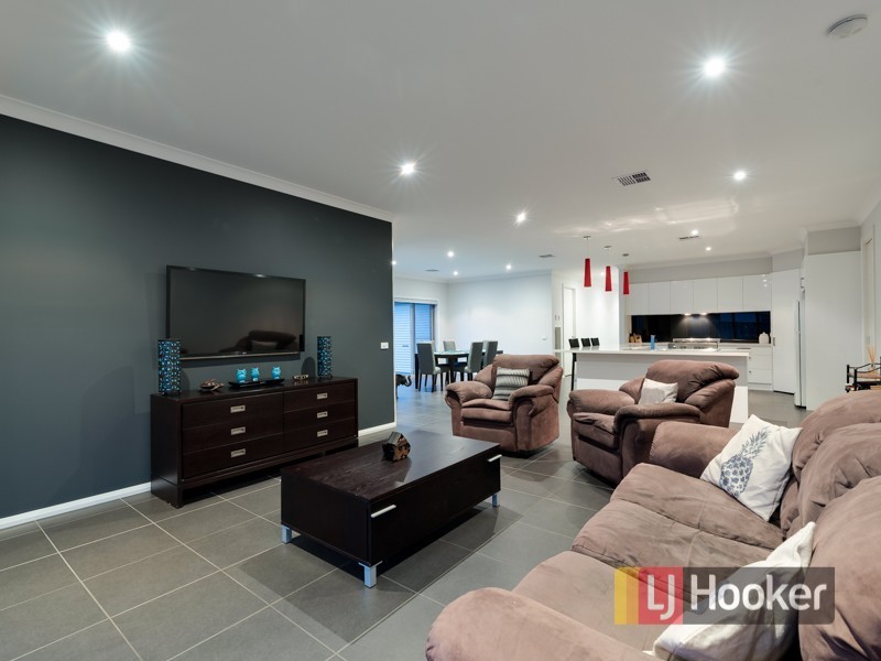 6 Silverleaf Crescent, Officer VIC 3809