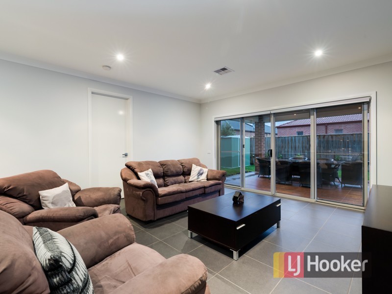 6 Silverleaf Crescent, Officer VIC 3809