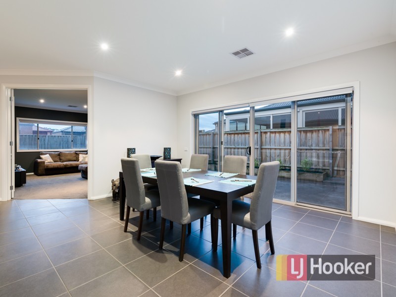 6 Silverleaf Crescent, Officer VIC 3809