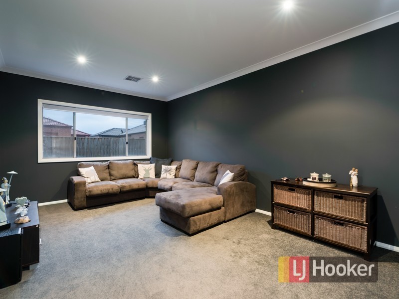 6 Silverleaf Crescent, Officer VIC 3809