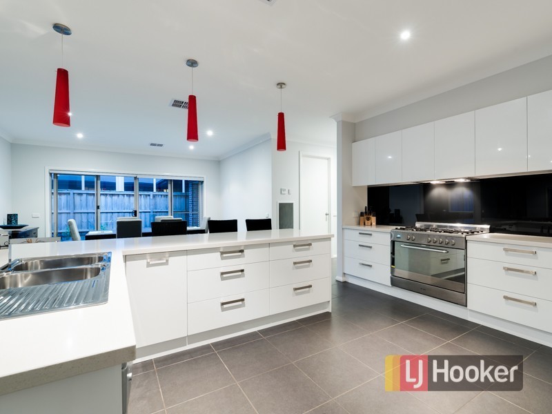 6 Silverleaf Crescent, Officer VIC 3809