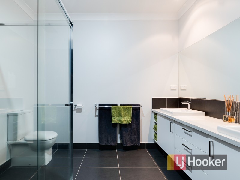 6 Silverleaf Crescent, Officer VIC 3809