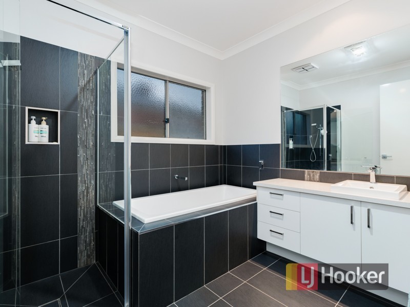 6 Silverleaf Crescent, Officer VIC 3809