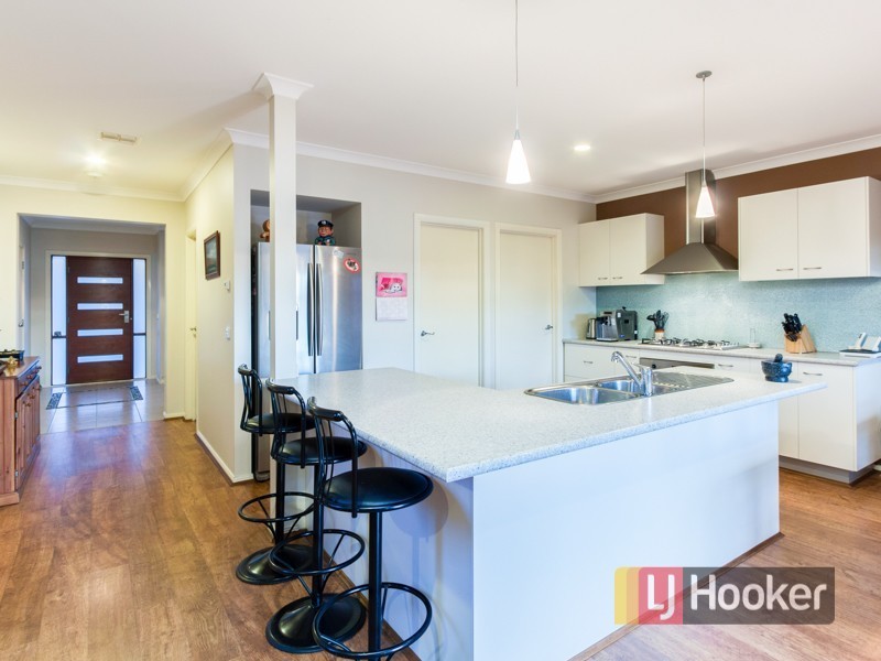 100 Sandalwood Drive, Pakenham VIC 3810