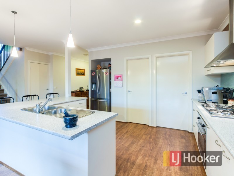 100 Sandalwood Drive, Pakenham VIC 3810