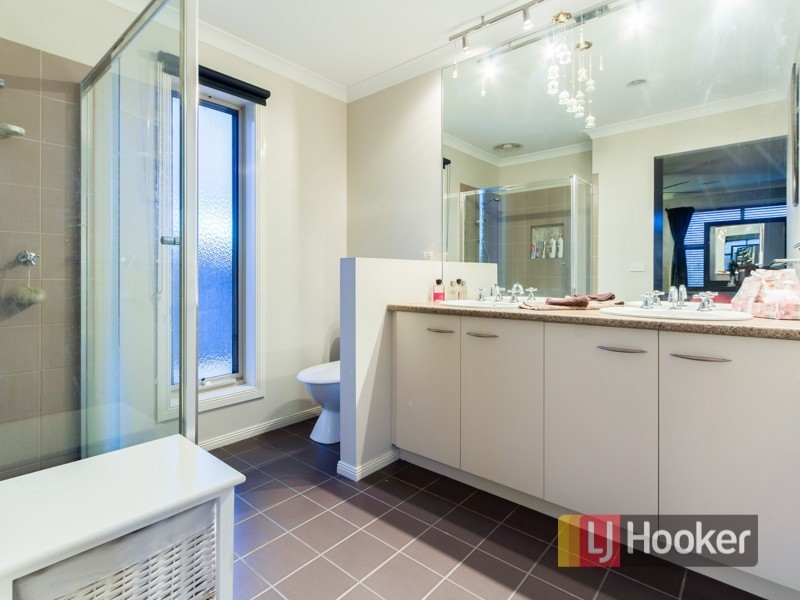 100 Sandalwood Drive, Pakenham VIC 3810