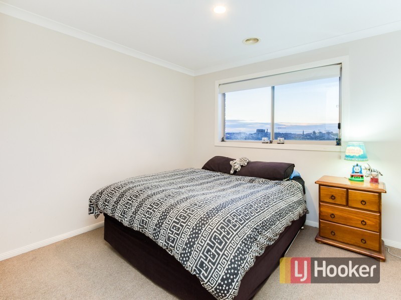 100 Sandalwood Drive, Pakenham VIC 3810