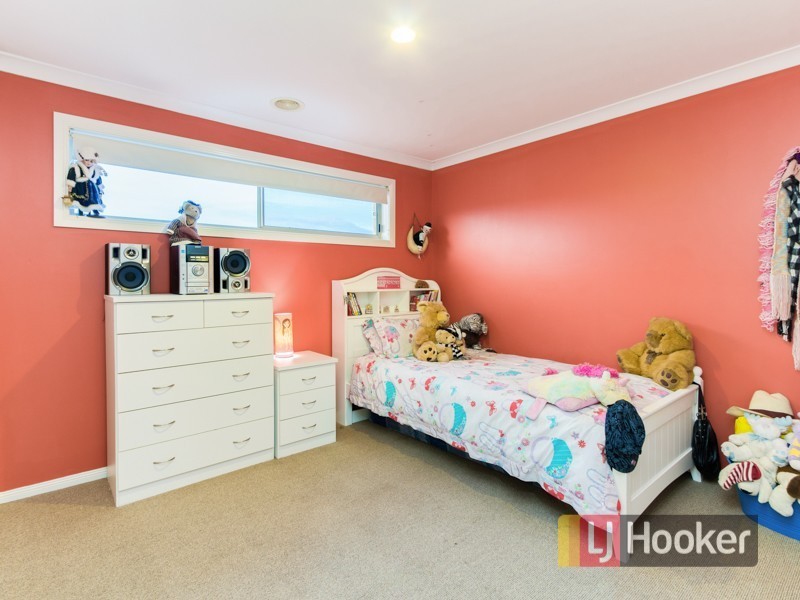 100 Sandalwood Drive, Pakenham VIC 3810