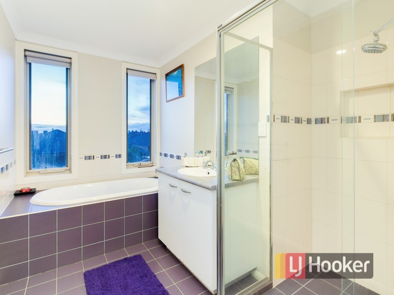 100 Sandalwood Drive, Pakenham VIC 3810