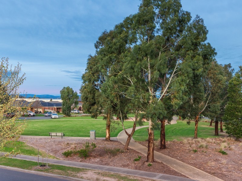 100 Sandalwood Drive, Pakenham VIC 3810