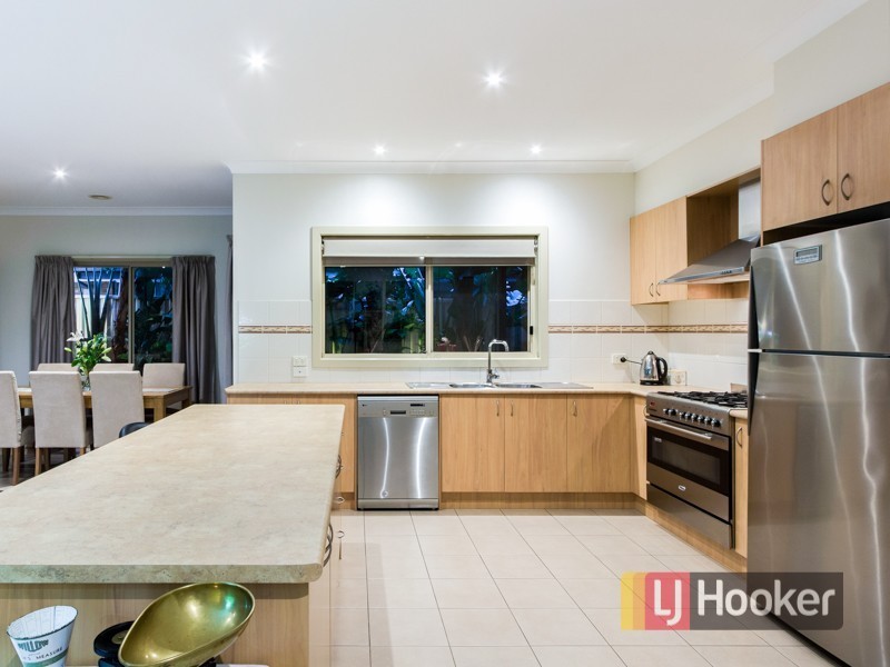 35 Bluehills Boulevard, Pakenham VIC 3810