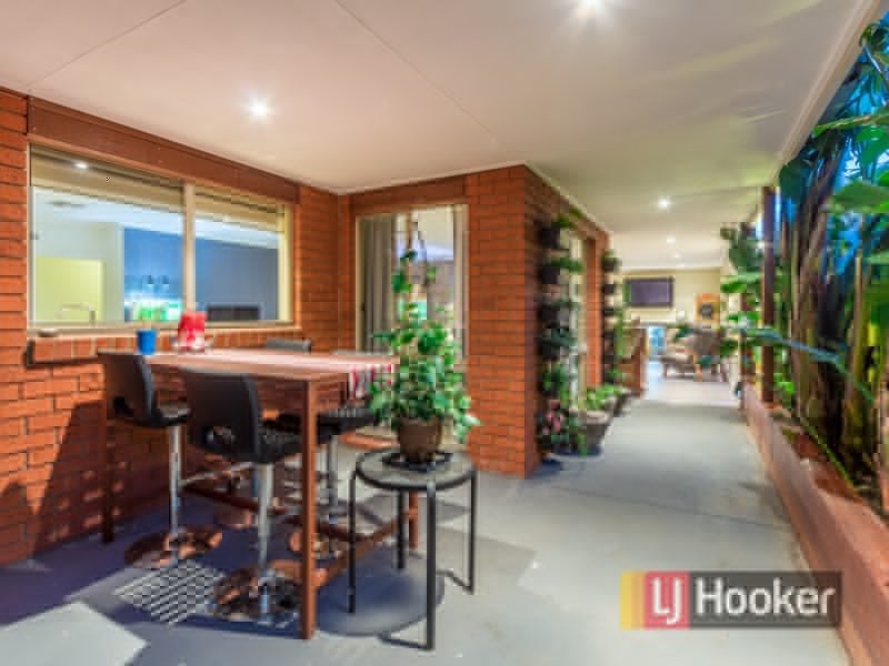 35 Bluehills Boulevard, Pakenham VIC 3810