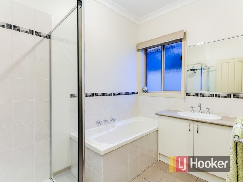 35 Bluehills Boulevard, Pakenham VIC 3810