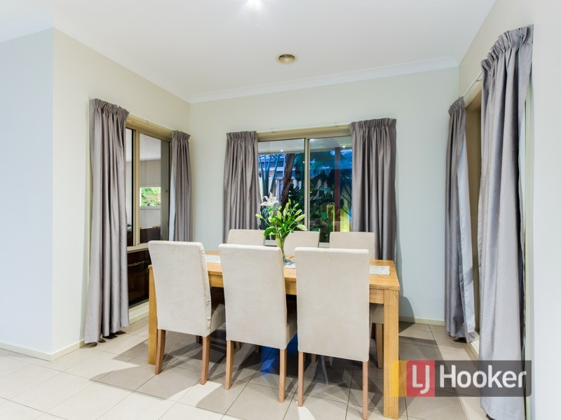 35 Bluehills Boulevard, Pakenham VIC 3810