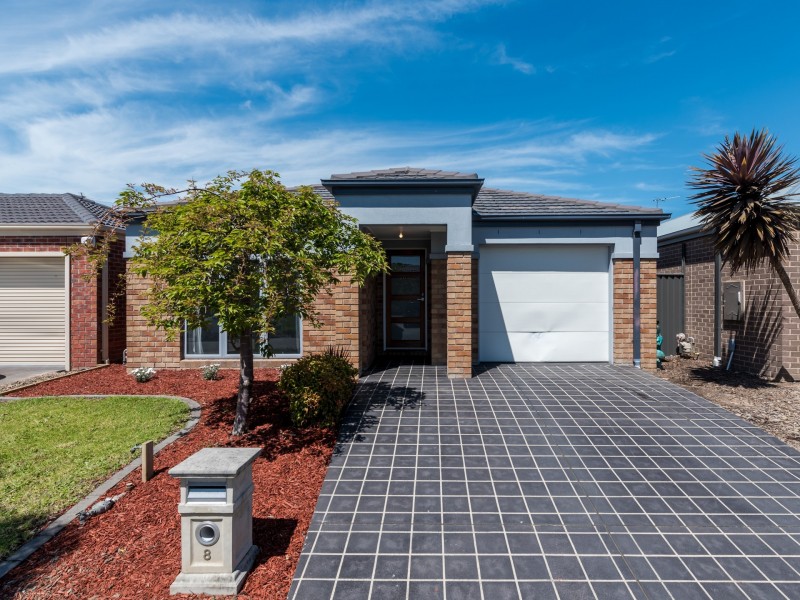 8 Cherry Blossom Chase, Pakenham VIC 3810