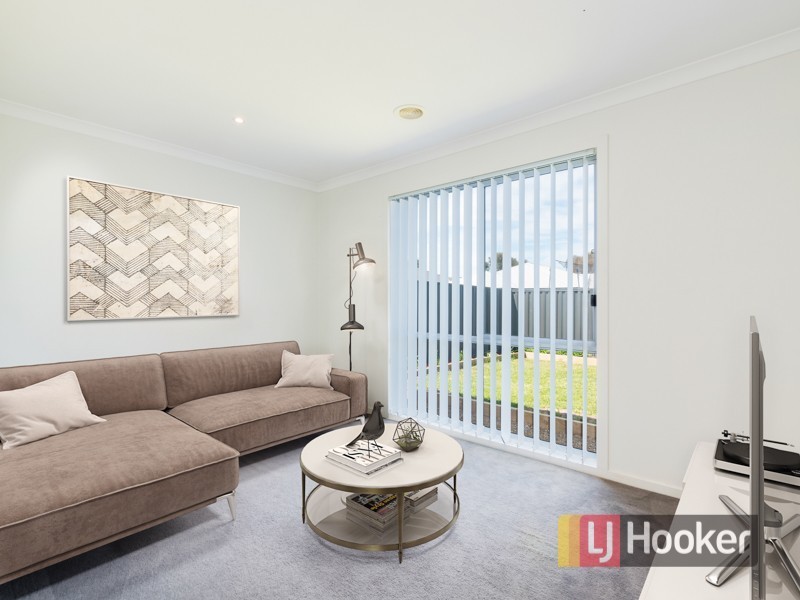 8 Cherry Blossom Chase, Pakenham VIC 3810