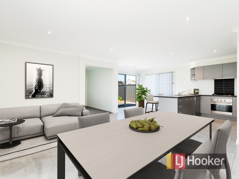 8 Cherry Blossom Chase, Pakenham VIC 3810