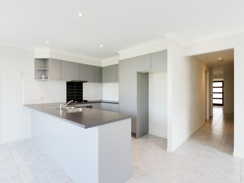 8 Cherry Blossom Chase, Pakenham VIC 3810