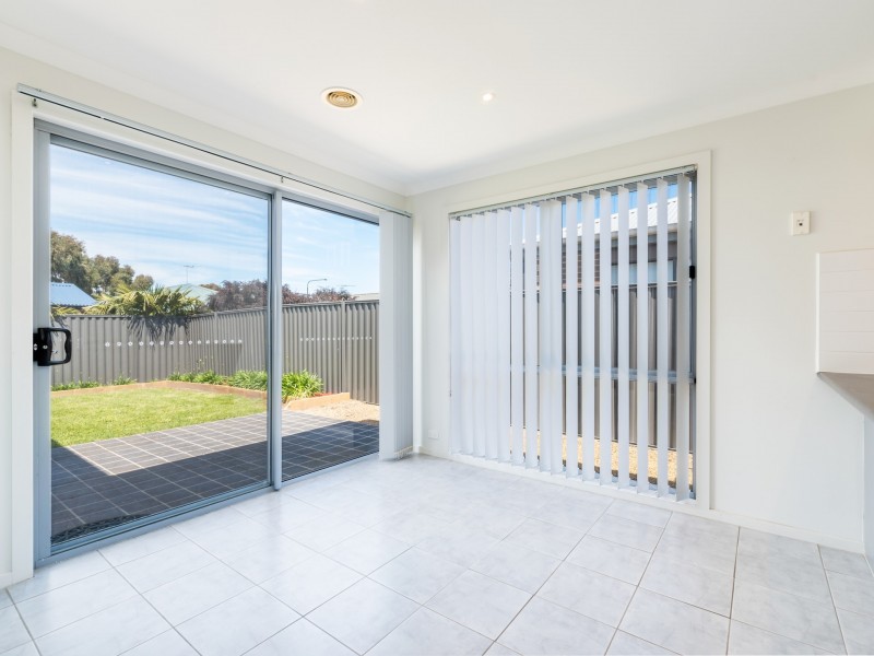 8 Cherry Blossom Chase, Pakenham VIC 3810