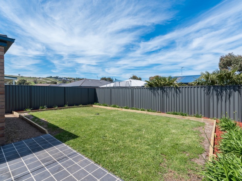 8 Cherry Blossom Chase, Pakenham VIC 3810