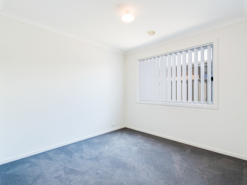 8 Cherry Blossom Chase, Pakenham VIC 3810