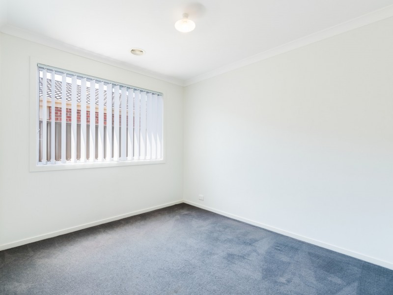 8 Cherry Blossom Chase, Pakenham VIC 3810