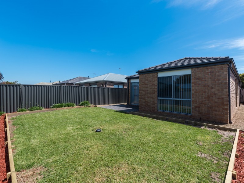 8 Cherry Blossom Chase, Pakenham VIC 3810