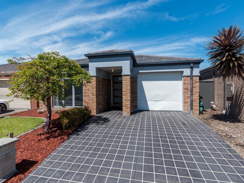 8 Cherry Blossom Chase, Pakenham VIC 3810