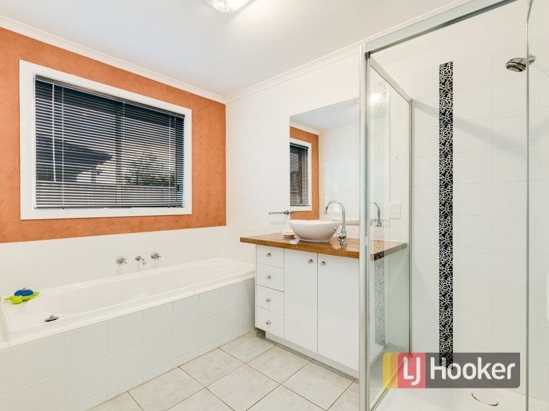 13 Teal Place, Pakenham VIC 3810