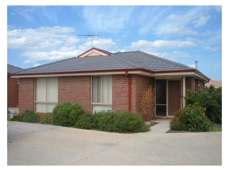 2/63 Pommel Street, Pakenham VIC 3810