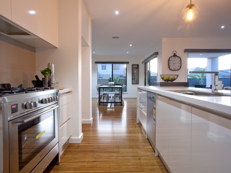 35 Bathgate Crescent, Cranbourne VIC 3977