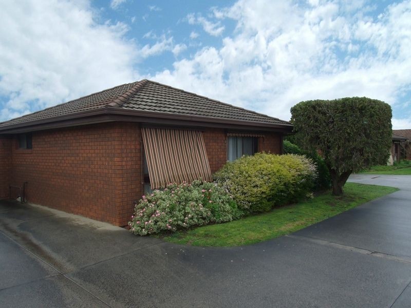 2/18 Henty Steet, Pakenham VIC 3810