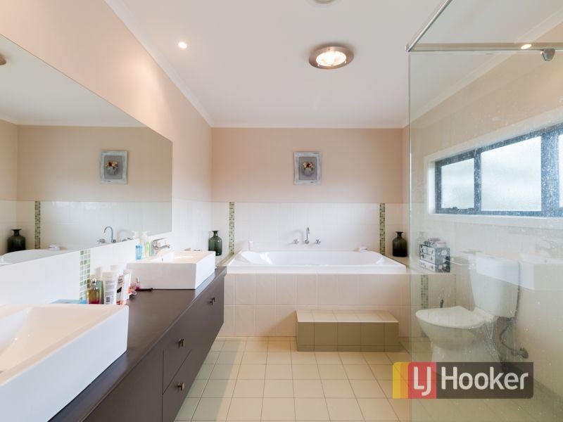 12 Michigan Grange, Pakenham VIC 3810