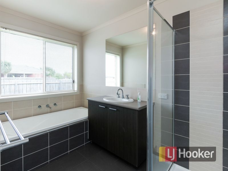 52 Sandalwood Drive, Pakenham VIC 3810