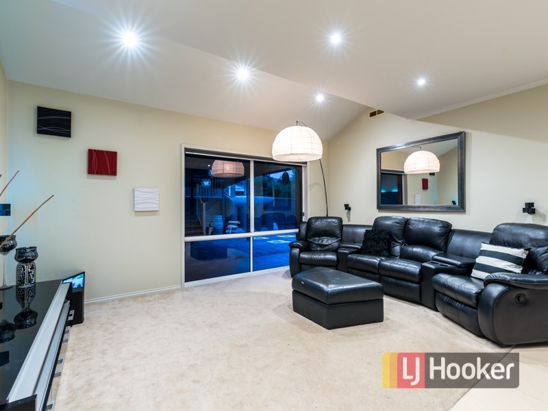 27 Fallingwater Drive, Pakenham VIC 3810