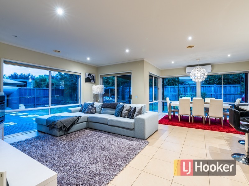27 Fallingwater Drive, Pakenham VIC 3810