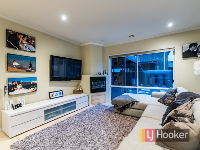 27 Fallingwater Drive, Pakenham VIC 3810