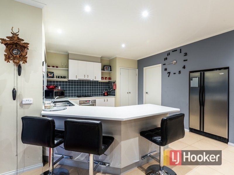 27 Fallingwater Drive, Pakenham VIC 3810