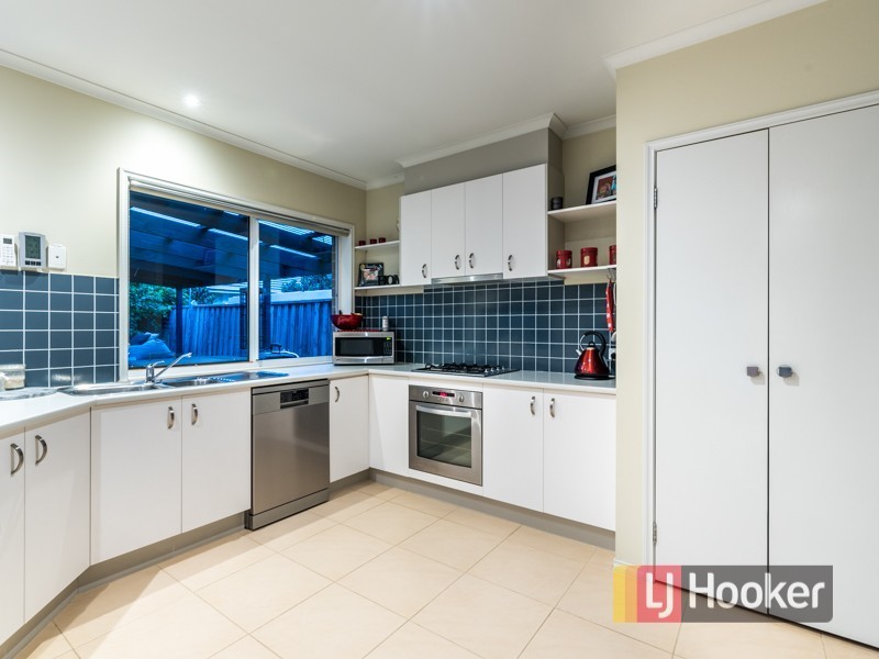 27 Fallingwater Drive, Pakenham VIC 3810