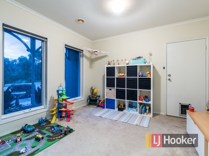 27 Fallingwater Drive, Pakenham VIC 3810