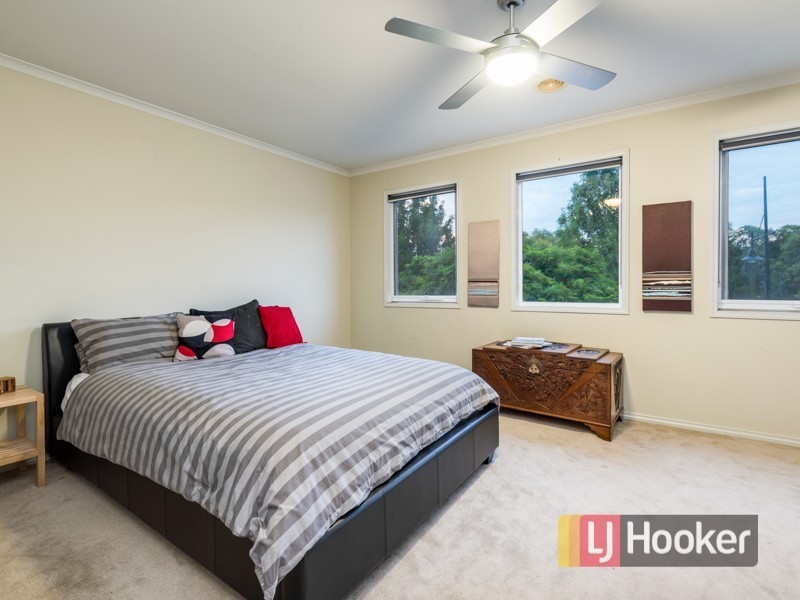 27 Fallingwater Drive, Pakenham VIC 3810
