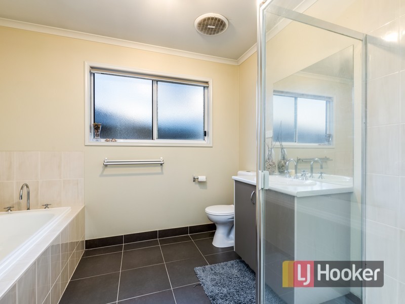 27 Fallingwater Drive, Pakenham VIC 3810