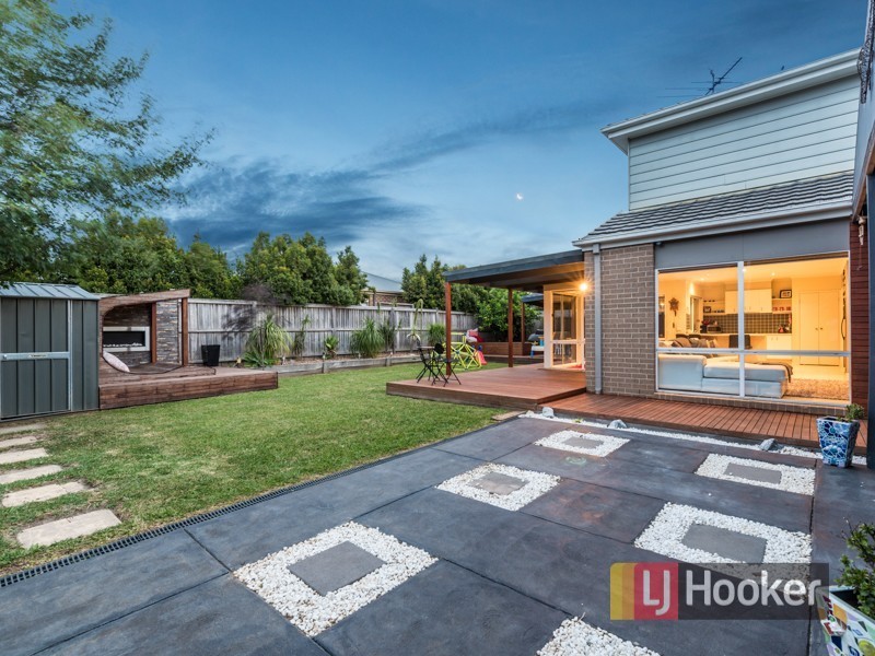 27 Fallingwater Drive, Pakenham VIC 3810