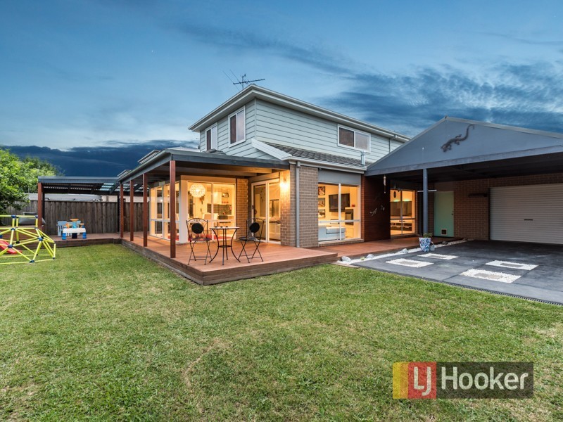 27 Fallingwater Drive, Pakenham VIC 3810