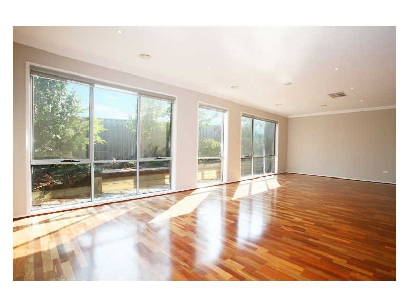 16 Fallingwater Drive, Pakenham VIC 3810