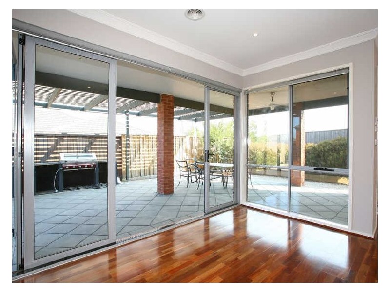 16 Fallingwater Drive, Pakenham VIC 3810