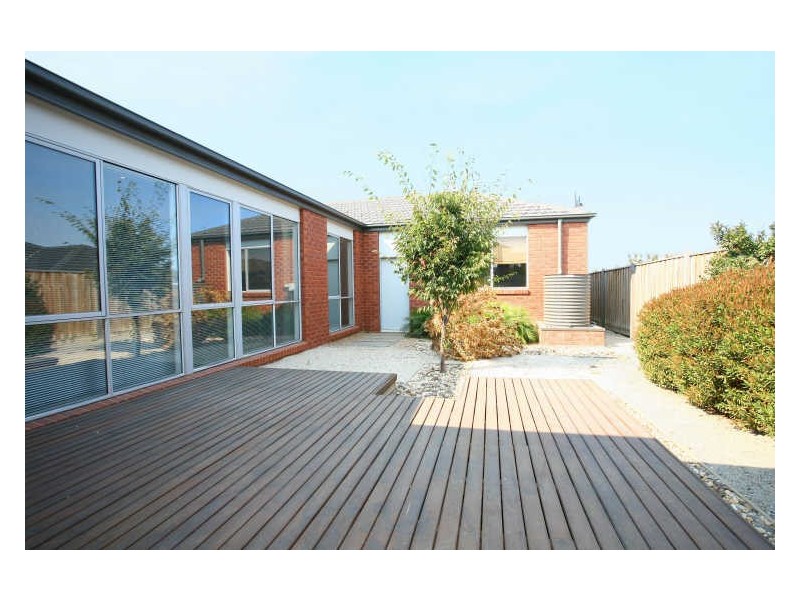 16 Fallingwater Drive, Pakenham VIC 3810