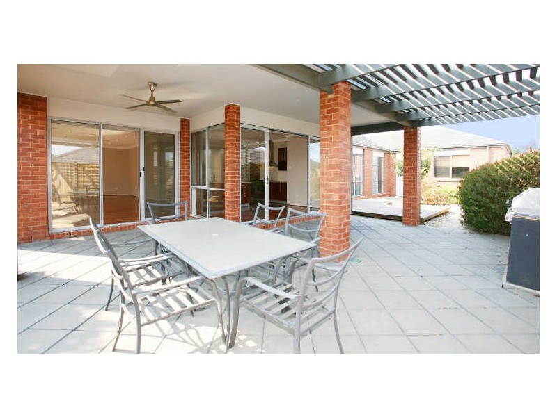 16 Fallingwater Drive, Pakenham VIC 3810